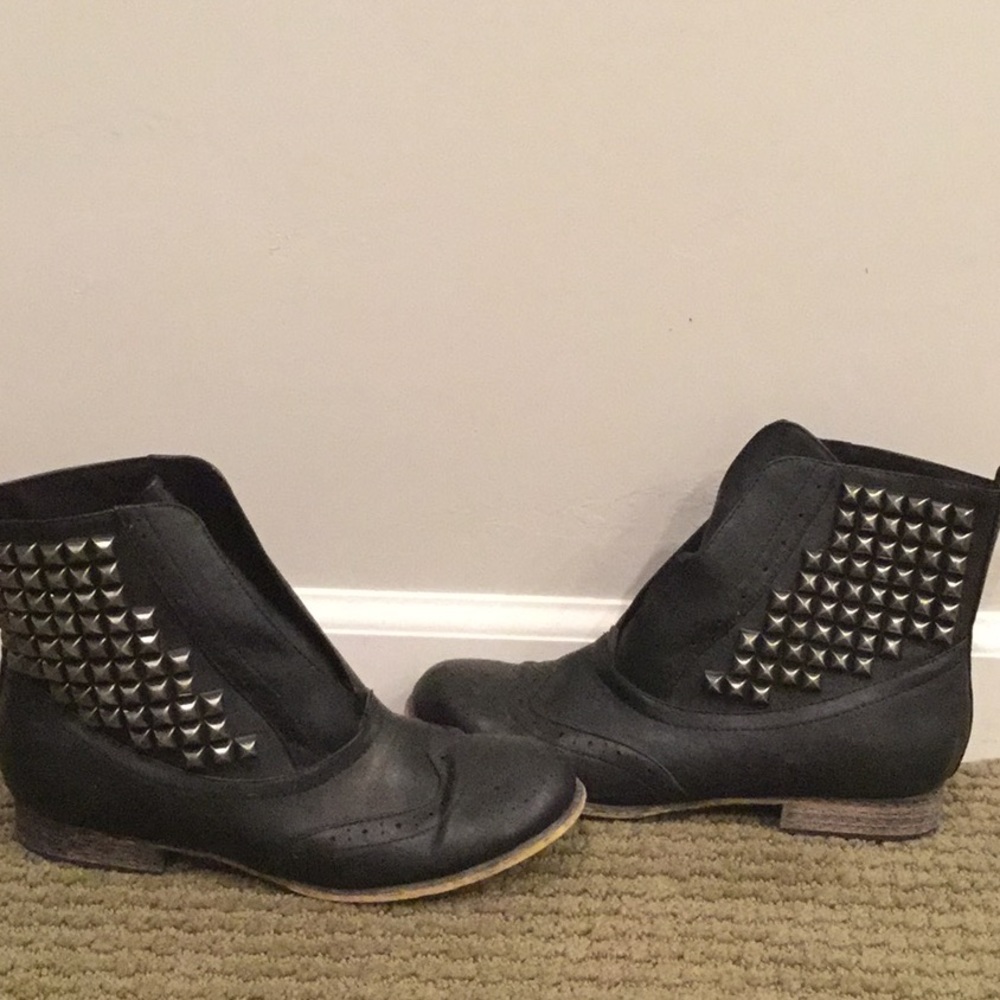 EUC Shoe Dazzle studded ankle boots
